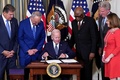 米ホワイトハウスで、「インフレ抑制法」に署名するジョー・バイデン大統領（2022年8月16日撮影）。(c)MANDEL NGAN / AFP