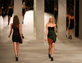 ブラジル・リオデジャネイロ（Rio de Janeiro）で開催された「リオ・ファッションウィーク（Rio Fashion Week）」で発表されたコヴェン（Coven）の09/10年秋冬コレクション（2009年1月12日撮影）。（c）AFP/VANDERLEI ALMEIDA