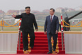 北朝鮮の平壌に到着し、同国の金正恩朝鮮労働党委員長（左）に出迎えられる韓国の文在寅大統領（2018年9月18日撮影）。(c)AFP PHOTO / Pyeongyang Press Corps