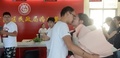 中国・江蘇省揚州市役所のホールで彼女とキスをする青年（2017年8月28日撮影）。(c)CNS/孟徳龍