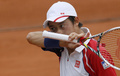 全仏オープンテニス（French Open 2013）は1日、男子シングルス3回戦が行われ、大会第13シードの錦織圭（Kei Nishikori）は6-3、6-7、6-4、6-1で第24シードのブノワ・ペール（Benoit Paire、フランス）を下し、4回戦に進出した。

汗を拭う錦織圭（2013年6月1日撮影）。(c)AFP/PATRICK KOVARIK
