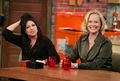 写真は収録を行う司会のレイチェル・レイ（%%Rachael Ray%%、左）とシビル・シェパード。(c)AFP/Getty Images Scott Gries