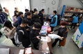 荷物対応に追われるスタッフ（2018年11月14日撮影）。(c)CNS/郝群英