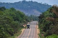 ブラジル・パラ州の幹線道路BR163号線を走るトラック（2019年9月14日撮影）。(c)NELSON ALMEIDA / AFP
