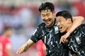 2026年サッカーW杯北中米大会アジア最終予選、グループB、オマーン対韓国。ゴールを喜ぶ韓国の黄喜チャン（右）と孫興民（2024年9月10日撮影）。(c)Haitham AL-SHUKAIRI/ AFP