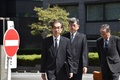 東京地裁に到着した東京電力の武黒一郎元副社長（中央、2019年9月19日撮影）。(c)Kazuhiro NOGI / AFP