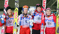 写真は2位入賞を喜ぶ（左から）%%Tom Hide%%、ロアル・ヨケルソイ（%%Roar Ljoekelsoey%%）、アンデシュ・バルダル（%%Anders Bardal%%）、アンデシュ・ヤコブセン（%%Anders Jacobsen%%）。(c)AFP/Kazuhiro NOGI