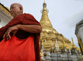 2007年9月27日、ミャンマーのMyawaddyの仏塔前を歩く僧侶。(c)AFP/Pornchai KITTIWONGSAKUL
