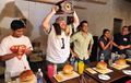インドのバンガロール（Bangalore）で開かれた大食い大会「イーティング・シーズン（Eating Season）」で、競技開始を前に、チャンピオンベルトを披露する世界大食い王者のデール・ブーン（Dale Boone）さん（2012年5月20日撮影）。(c)AFP/Manjunath KIRAN