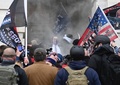 米首都ワシントンの連邦議会議事堂前で、催涙ガスを浴びるドナルド・トランプ大統領の支持者ら（2021年1月6日撮影）。(c)ANDREW CABALLERO-REYNOLDS / AFP