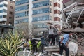 トルコのイズミルで、地震により倒壊した建物で行方不明者の捜索を行う人々（2020年10月30日撮影）。(c)MERT CAKIR / AFP