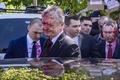 ポーランド・ワルシャワの旧ソ連兵墓地で赤い液体を掛けられたセルゲイ・アンドレーエフ駐ポーランド・ロシア大使ら（2022年5月9日撮影）。(c)Wojtek RADWANSKI / AFP