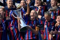 女子サッカー欧州チャンピオンズリーグ決勝、FCバルセロナ対VfLボルフスブルク。優勝を飾り、トロフィーを掲げるFCバルセロナのアレクシア・プテラス（中央、2023年6月3日撮影）。(c)JOHN THYS / AFP