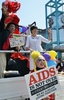 都内で開催されたLGBTの権利を訴えるパレード「東京レインボープライド（Tokyo Rainbow Pride）2014」に参加する首相夫人の安倍昭恵（Akie Abe）さん（右、2014年4月27日撮影）。(c)AFP/Yoshikazu TSUNO