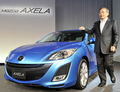 マツダ（Mazda）は11日、新型スポーツコンパクト「アクセラ（Axala、海外名Mazda3）」を発表した。新開発のアイドリング停止機能を装備し、エンジンを0.35秒で再始動できるほか、停止・始動時の騒音や振動を軽減。燃費も15％向上した。搭載するターボエンジンは、1.5リットル、2リットル、2.3リットルの3モデルを用意している。

写真は、都内で新型「アクセラ（Axala）」を発表する山内孝（Takashi Yamanouchi）マツダ（Mazda）社長。（2009年6月11日撮影）。(c)AFP/Yoshikazu TSUNO