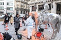 仏パリ中心部で、米国人芸術家チャールズ・レイ氏の彫刻「馬と騎手」にかけられたペンキを除去する作業員と話すリマ・アブデルマラク文化相（手前左、2022年11月18日撮影）。(c)Alain JOCARD / AFP