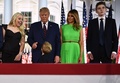 バロン・トランプさん（右）とドナルド・トランプ米大統領（中央左）、メラニア・トランプ夫人（中央右、2020年8月27日撮影、資料写真）。(c)Brendan Smialowski / AFP