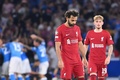サッカー欧州チャンピオンズリーグ、グループA第1節、ナポリ対リバプール。4点目を奪われて落胆するリバプールのモハメド・サラー（中央、2022年9月7日撮影）。(c)Alberto PIZZOLI / AFP