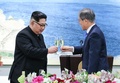 韓国と北朝鮮の軍事境界線上の板門店で開かれた南北首脳会談の晩さん会で、韓国の文在寅大統領（右）と乾杯する北朝鮮の金正恩朝鮮労働党委員長（左、2018年4月27日撮影）。(c)AFP PHOTO / Korea Summit Press Pool