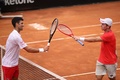 テニス、イタリア国際、男子シングルス準々決勝。試合を終え、ラケットを合わせてあいさつするドミニク・コーファー（右）とノバク・ジョコビッチ（2020年9月19日撮影）。(c)Clive Brunskill/ POOL / AFP
