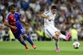 サッカー欧州チャンピオンズリーグ2014-15（UEFA Champions League 2014-15）グループB第1節、レアル・マドリード（Real Madrid）対FCバーゼル（FC Basel）。ボールを蹴り出すレアル・マドリードのハメス・ロドリゲス（James Rodriguez、右、2014年9月16日撮影）。(c)AFP/JAVIER SORIANO