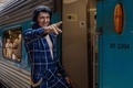 豪シドニーのセントラル駅で、列車に乗る前にポーズをとるエルビス・プレスリーに扮（ふん）した人（2024年1月11日撮影）。(c)Andrew LEESON / AFP