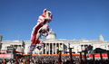 英ロンドンのトラファルガー広場で披露された獅子舞（2025年2月2日撮影）。(c)Xinhua News
