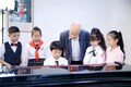 白鹿鎮の小学校で児童のピアノ演奏を指導するフランスの音楽家（2024年9月27日撮影）。(c)Xinhua News