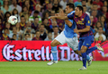 サッカー、ジョアン・ガンペール杯（Joan Gamper Trophy 2011）は22日、スペイン・バルセロナ（Barcelona）のカンプ・ノウ（Camp Nou stadium）で行われ、FCバルセロナ（FC Barcelona）が5-0でナポリ（SSC Napoli）に勝利した。

ナポリのクリスティアン・マッジョ（Christian Maggio、左）と競り合うFCバルセロナのアドリアーノ・コレイア（Adriano Correia、2011年8月22日撮影）。(c)AFP/JOSEP LAGO