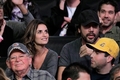 米NBAの試合を観戦するペネロペ・クルス（Penelope Cruz）とハビエル・バルデム（Javier Bardem、2010年1月18日撮影）。(c)AFP/Getty Images/Noel Vasquez