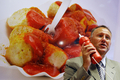 ドイツ・ベルリン（Berlin）で、ソーセージにケチャップとカレー味のソースをかけた名物料理「カリーブルスト（Currywurst）」の調理法と歴史を紹介する博物館「ドイツ・カリーブルスト博物館（German Currywurst Museum）」が、15日にオープンする。写真は、ケチャップ容器をかたどった受話機を手にポーズをとる、同博物館の設立者マルティン・ローバー（Martin Loewer）氏（2009年8月13日撮影）。(c)AFP/DDP/MICHAEL GOTTSCHALK