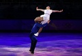 ソチ冬季五輪、フィギュアスケート・エキシビションの演技に臨むメリル・デイビス（Meryl Davis）/チャーリー・ホワイト（Charlie White）組（2014年2月22日撮影）。(c)AFP/ADRIAN DENNIS