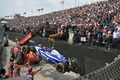 24F1第20戦メキシコシティGP決勝。クラッシュ後に撤去されるRBの角田裕毅のマシン（2024年10月27日撮影）。(c)YURI CORTEZ/ AFP