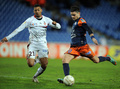 サッカーフランスリーグ杯2012-13（French League Cup 2012-13）は28日、準々決勝が各地で行われ、モンペリエ（Montpellier HSC）は3-2でニース（OGC Nice）に勝利し、準決勝進出を果たした。

ニースのロイド・パラン（Lloyd Palun、左）とボールを競るモンペリエのレミ・カベッラ（Remy Cabella、2012年11月28日撮影）。(c)AFP/PASCAL GUYOT