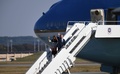 東京の米軍横田基地に着陸した大統領専用機エアフォースワンを降りるアジア歴訪中のドナルド・トランプ米大統領（中央右）とメラニア夫人（同左、（2017年11月5日撮影）。(c)AFP/Toshifumi KITAMURA