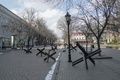 ウクライナ・オデッサの街中に置かれた対戦車障害物（2022年3月13日撮影、資料写真）。(c)BULENT KILIC / AFP
