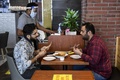 インド・ニューデリー郊外グルガオンのCoCo壱番屋で食事をする客（2020年8月26日撮影）。(c)SAJJAD  HUSSAIN / AFP
