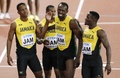 第16回世界陸上ロンドン大会、男子4×100メートルリレー決勝。チームメートに囲まれるジャマイカのウサイン・ボルト（右から2人目、2017年8月12日撮影）。(c)AFP/Adrian DENNIS