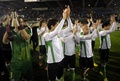 サッカースペイン国王杯（Copa del Rey 2013-14）準々決勝第2戦、ラシン・サンタンデール（Racing Santander）対レアル・ソシエダ（Real Sociedad）。試合放棄後、ピッチを去る際に声援に応えるラシン・サンタンデールの選手（2014年1月30日撮影）。(c)AFP/ANDER GILLENEA
