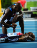 第13回世界陸上大邱大会（13th IAAF World Championships in Athletics Daegu）は4日、男子5000メ－トル決勝が行われ、英国のモハメド・ファラー（Mohammed Farah）が13分23秒36で金メダルを獲得した。

銀メダルを獲得した米国のバーナード・ラガト（Bernard Lagat、上）と握手を交わすモハメド・ファラー（2011年9月4日撮影）。(c)AFP/OLIVIER MORIN