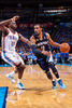 12-13NBAは5日、カンファレンス準決勝（7回戦制）が行われ、オクラホマシティ・サンダー（Oklahoma City Thunder）は93-91でメンフィス・グリズリーズ（Memphis Grizzlies）との初戦を制した。

オクラホマシティ・サンダーのレジー・ジャクソン （Reggie Jackson、左）にドライブを仕掛けるメンフィス・グリズリーズのマイク・コンリー（Mike Conley、2013年5月5日撮影）。(c)AFP/Getty Images/NBAE/Joe Murphy