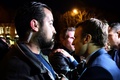 フランス大統領選の候補（当時）エマニュエル・マクロン氏（右）の近くに控えた警護責任者のアレクサンドル・ベナラ容疑者（左）。仏西部アンジェで行われた大統領選の選挙集会にて（2017年2月28日撮影、資料写真）。(c)AFP PHOTO / JEAN-FRANCOIS MONIER