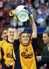 サッカー元イングランド代表のマイケル・オーウェン（Michael Owen）が19日、12-13シーズン限りで現役引退することを表明した。

FAカップ優勝を飾り、トロフィーを掲げるリバプール（Liverpool FC）のマイケル・オーウェン（2001年5月12日撮影）。(c)AFP