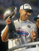 写真は、ヴィンス・ロンバルディ・トロフィー（%%Vince Lombardi Trophy%%）を掲げるコルツのヘッドコーチ、トニー・ダンジー（%%Tony Dungy%%）。(c)AFP/Getty Images Jed Jacobsohn