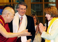 2008年3月21日、インド北部ダラムサラ（Dharamsala）でナンシー・ペロシ（Nancy Pelosi）米下院議長を迎えるチベット仏教最高指導者ダライ・ラマ（Dalai Lama）14世。(c)AFP/Manan VATSYAYANA