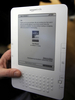 米インターネット小売り大手アマゾン・ドットコム（Amazon.com）が発表した電子書籍用端末｢キンドル（Kindle）｣に音声朗読機能を付加した新モデル｢キンドル2（Kindle 2）｣（2009年2月9日撮影）。(c)AFP/Emmanuel Dunand