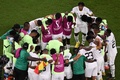 サッカーW杯カタール大会、グループH、韓国対ガーナ。試合後に円陣を組むガーナの選手ら（2022年11月28日撮影）。(c)Kirill KUDRYAVTSEV / AFP