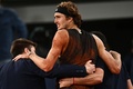 全仏オープンテニス、男子シングルス準決勝。負傷し、スタッフの肩を借りてコートを離れるアレクサンダー・ズベレフ（中央、2022年6月3日撮影）。(c)Christophe ARCHAMBAULT / AFP