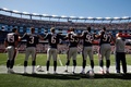 17NFL第4週、ニューイングランド・ペイトリオッツ対カロライナ・パンサーズ。試合前の国歌演奏を起立して聞くニューイングランド・ペイトリオッツの選手（2017年10月1日撮影）。(c)AFP/Getty Images/Jim Rogash