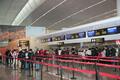 重慶江北国際空港で搭乗を待つ乗客ら（2025年1月26日撮影）。(c)Xinhua News